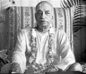 prabhupada_desk.jpg - 8407 Bytes