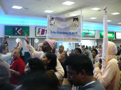 airportkirtan.jpg - 16413 Bytes