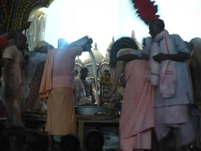 gaurpurnimaabhiseka.jpg - 11345 Bytes