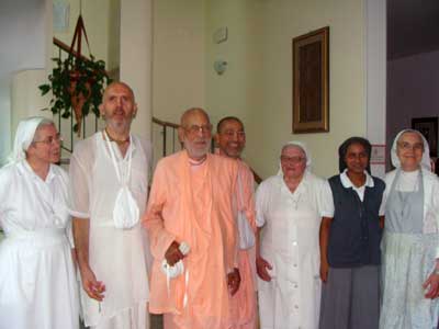 gurudevawithnuns.jpg - 12615 Bytes