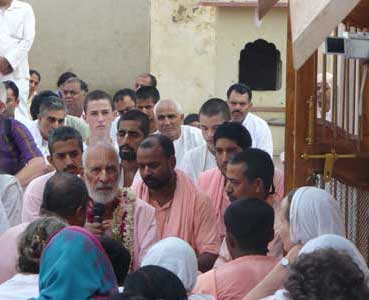 speakinginfrontofsamadhi.jpg - 16522 Bytes