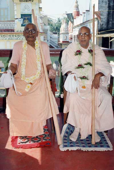 Gurudev-and-Vaman-Goswami.jpg - 34232 Bytes