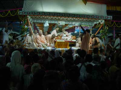 TR0603-1kirtan.jpg - 15696 Bytes