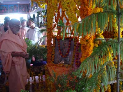 incense-offering.jpg - 22197 Bytes