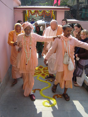 Devotees_greeting_Gurudeva1.jpg - 33000 Bytes