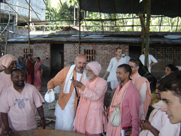 Gurudeva-inspecting-the-kit.jpg - 35363 Bytes