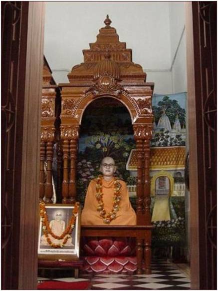 Srila_Bhaktisiddhanta_Sarasvati_Thakura_at_his_birthplace.JPG