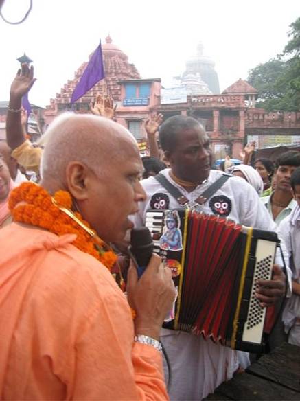 Wonderful_Kirtan_in_front of Lord Jagannatha Temple_01.jpg