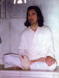 George_Harrison_Chanting_Hare_Krishna-sm.jpg - 10905 Bytes