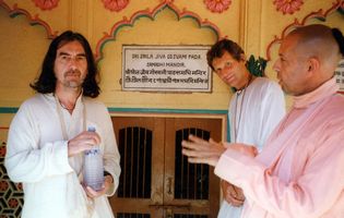 George_Harrison_Vrindavan-sm.jpg - 15669 Bytes